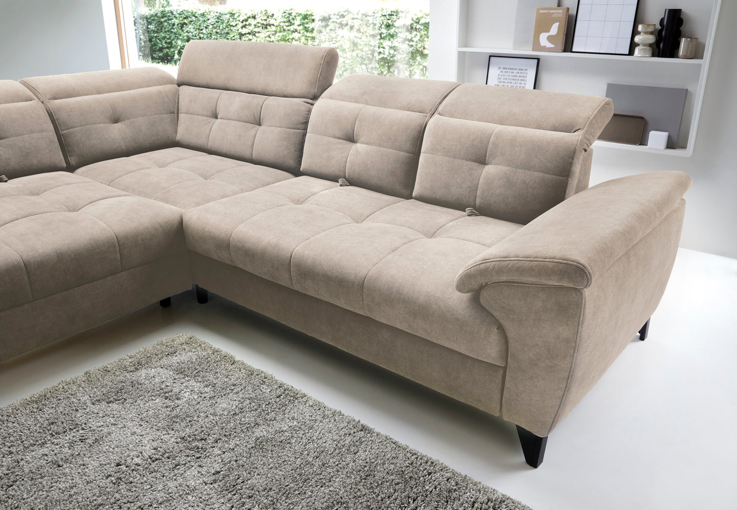 Trzy zagłówki narożnika Inferne Relax 20 beżowego w układzie lewym ustawione kolejno (opuszczone, półpodniesione, maksymalnie uniesione), pokazujące zakres regulacji oparć.