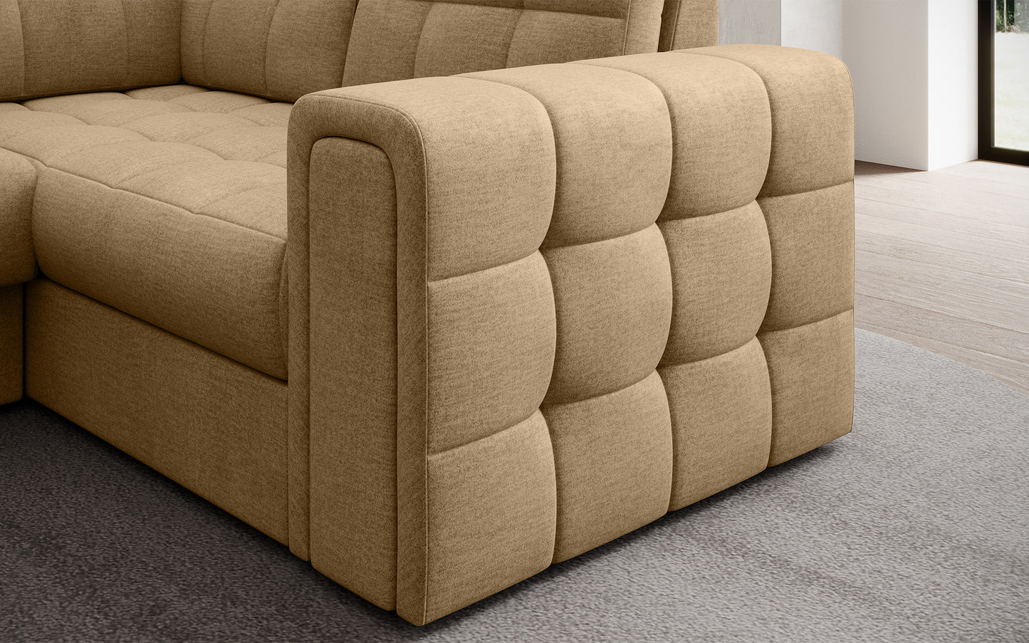 Zbliżenie podłokietnika narożnika Blewett w jasnobrązowym kolorze z eleganckim pikowaniem. Solidne wykończenie i komfortowy design mebla do salonu.