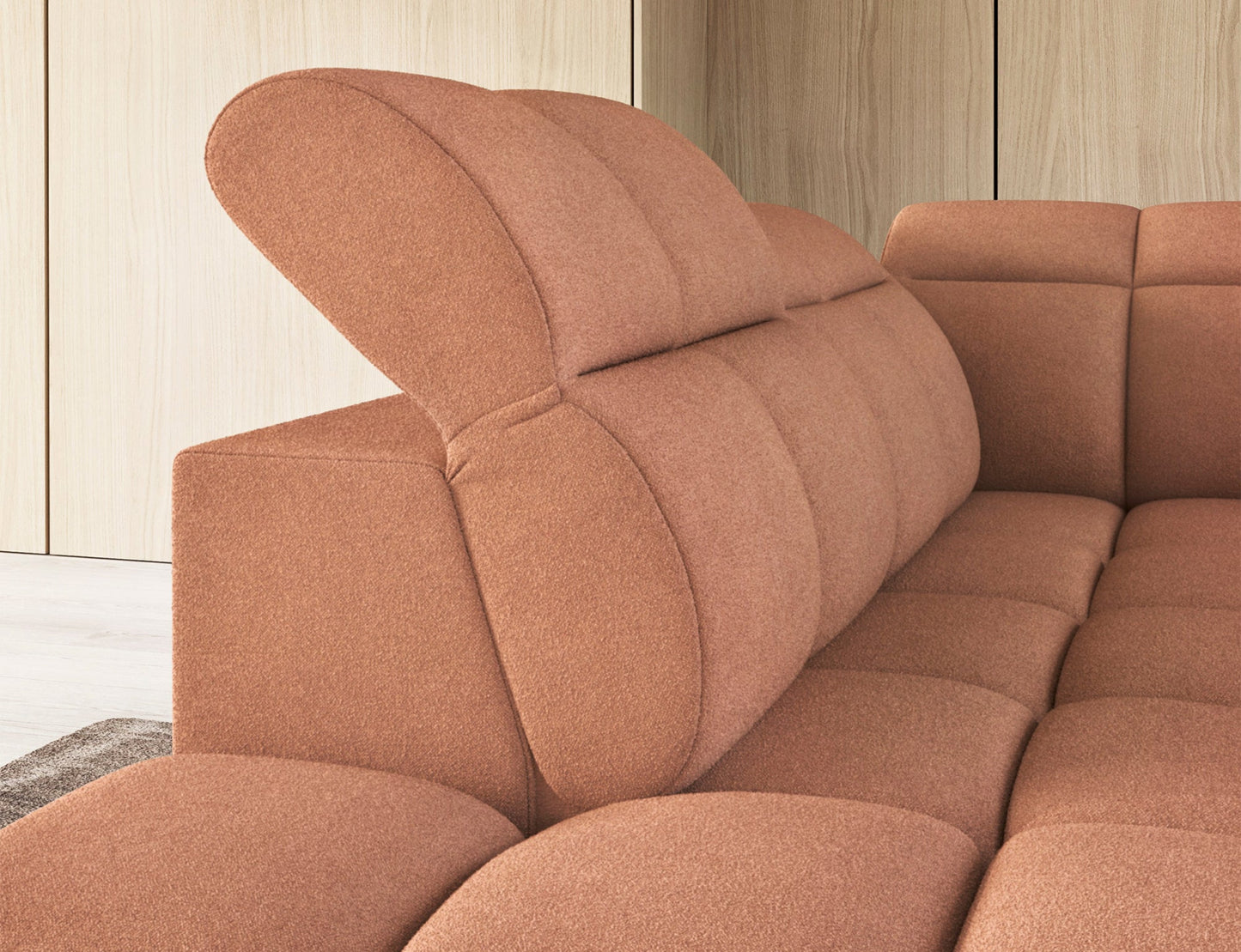 Zbliżenie na narożnik Falconn Xillar 24 w różowym kolorze, detal regulowanego zagłówka z miękkim wykończeniem i wyrazistymi przeszyciami.