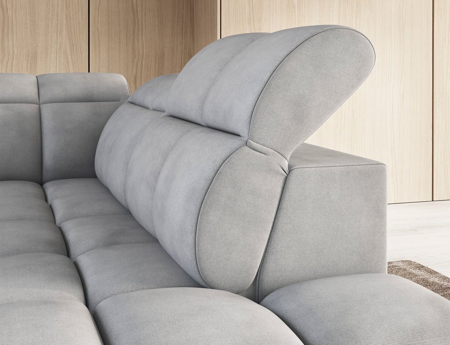 Zbliżenie na zagłówek narożnika Sola 04 w jasnoszarym kolorze – regulowane podparcie i miękkie, pikowane wykończenie.