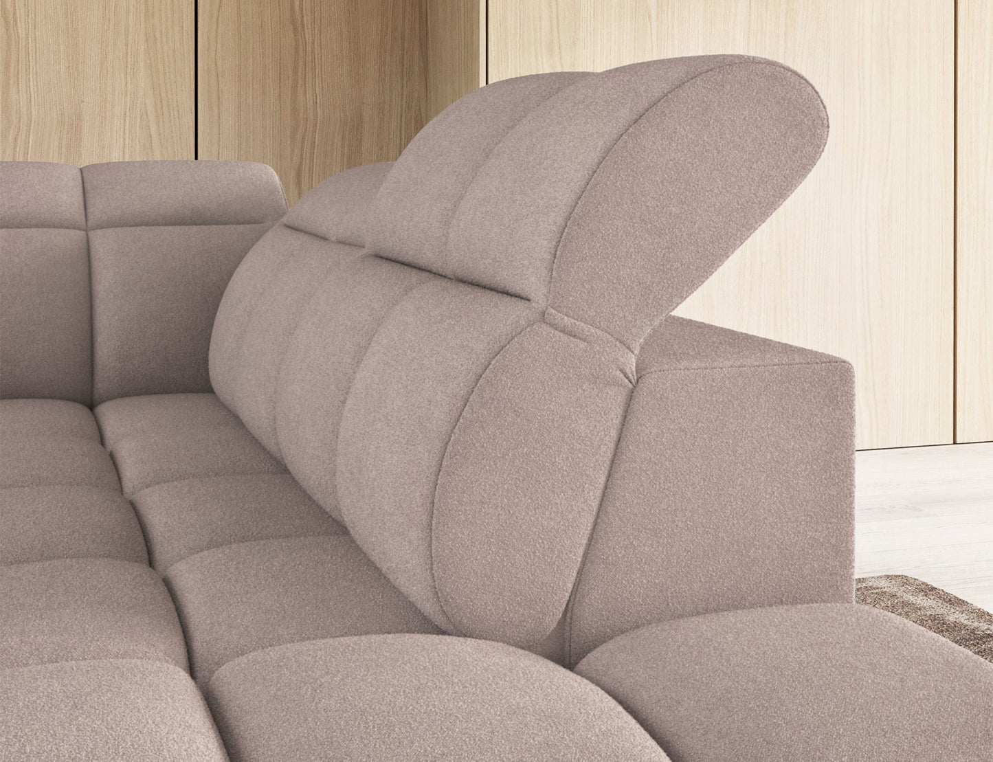 Zbliżenie na regulowany zagłówek narożnika Xillar 20 w tkaninie ciemnobeżowej, podkreślające ergonomiczny kształt i detale tapicerki.