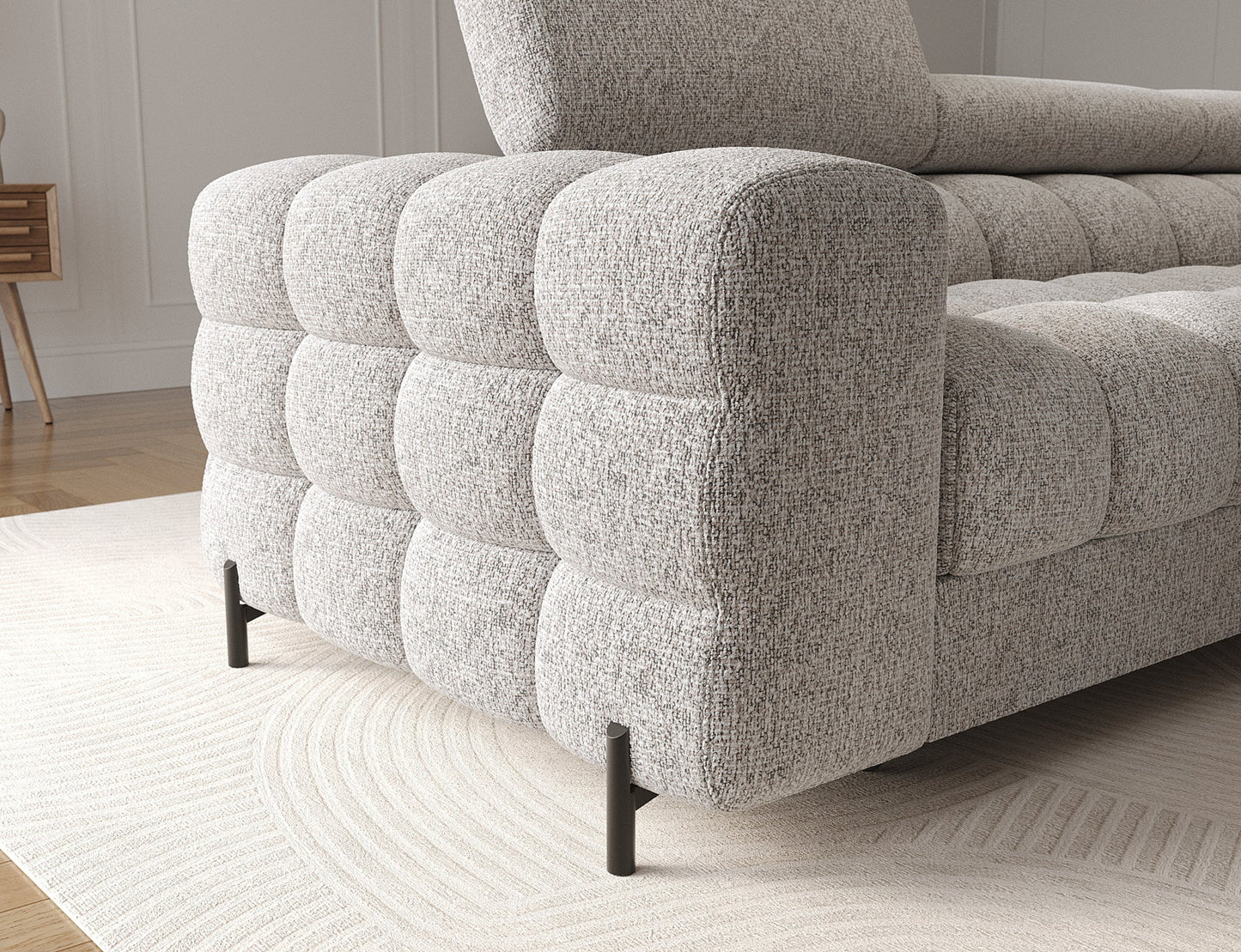 Zbliżenie na podłokietnik narożnika Felro w tkaninie Pellerito 20 ciemnobeżowy, subtelne detale wykończenia, elegancki design i wygodna forma.