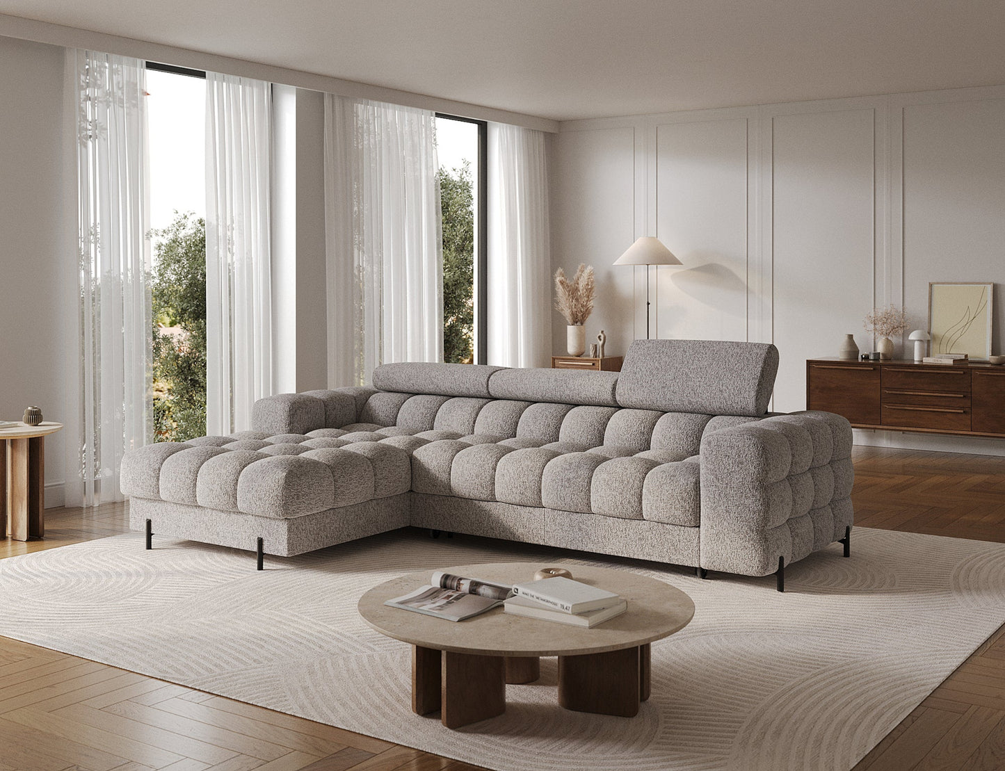 Narożnik Felro w tkaninie Pellerito 20 w eleganckim wnętrzu. Pikowane siedzisko i regulowany zagłówek łączą komfort z nowoczesnym designem.