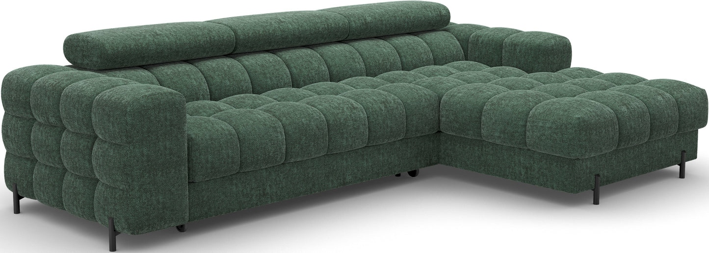 Stylowa narożna sofa w głębokiej zieleni. Pikowane siedziska, regulowane zagłówki i smukłe nóżki łączą elegancję z komfortem.