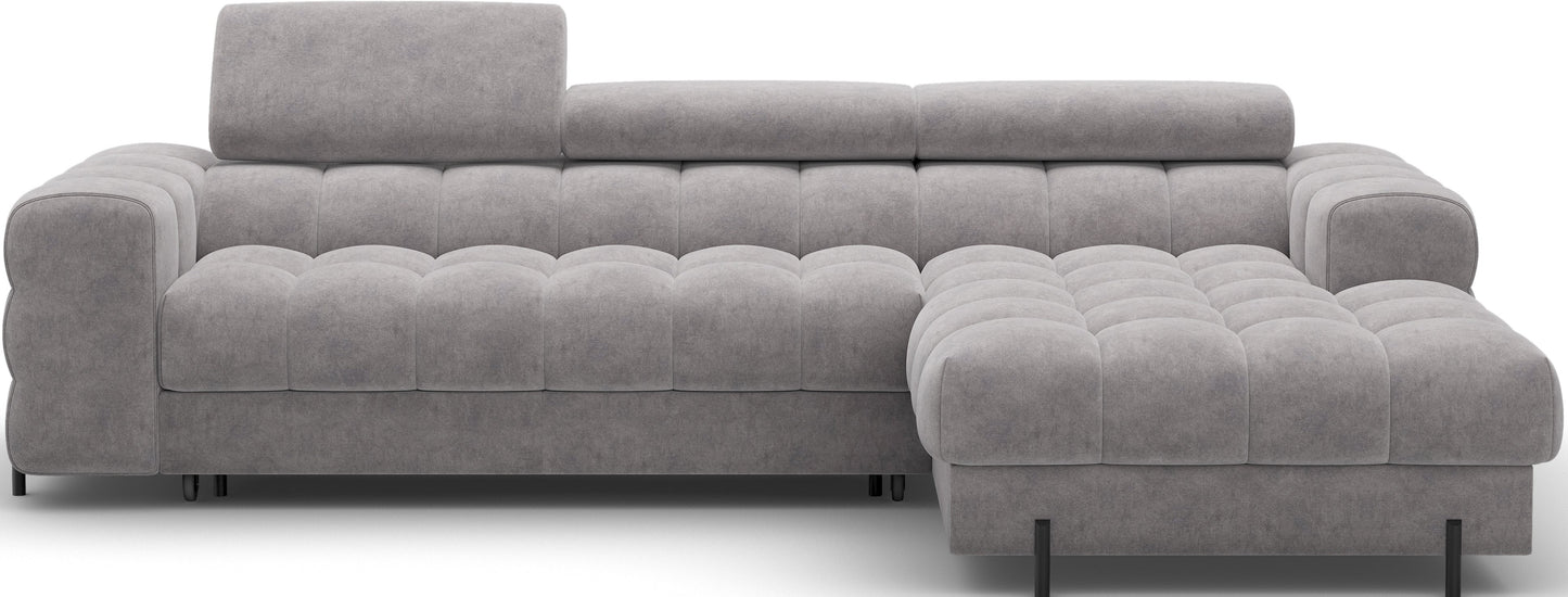 Elegancki narożnik Felro w jasnoszarej tkaninie. Pikowane siedzisko i oparcie, regulowane zagłówki oraz metalowe nóżki podkreślają nowoczesny design.