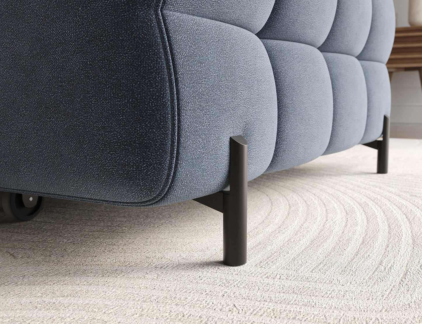 Wysoka metalowa noga narożnika Felro w tkaninie Aura 40 w niebieskiej barwie, nowoczesny design łączący elegancję z stabilnością, idealna do stylowych wnętrz.