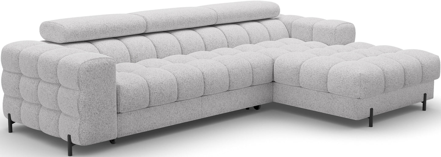 Narożnik Felro w tkaninie Pellerito 03 w jasnoszarej barwie, ustawiony na skos, elegancki design z funkcją spania i pojemnikiem na pościel, podkreślający stylową formę.