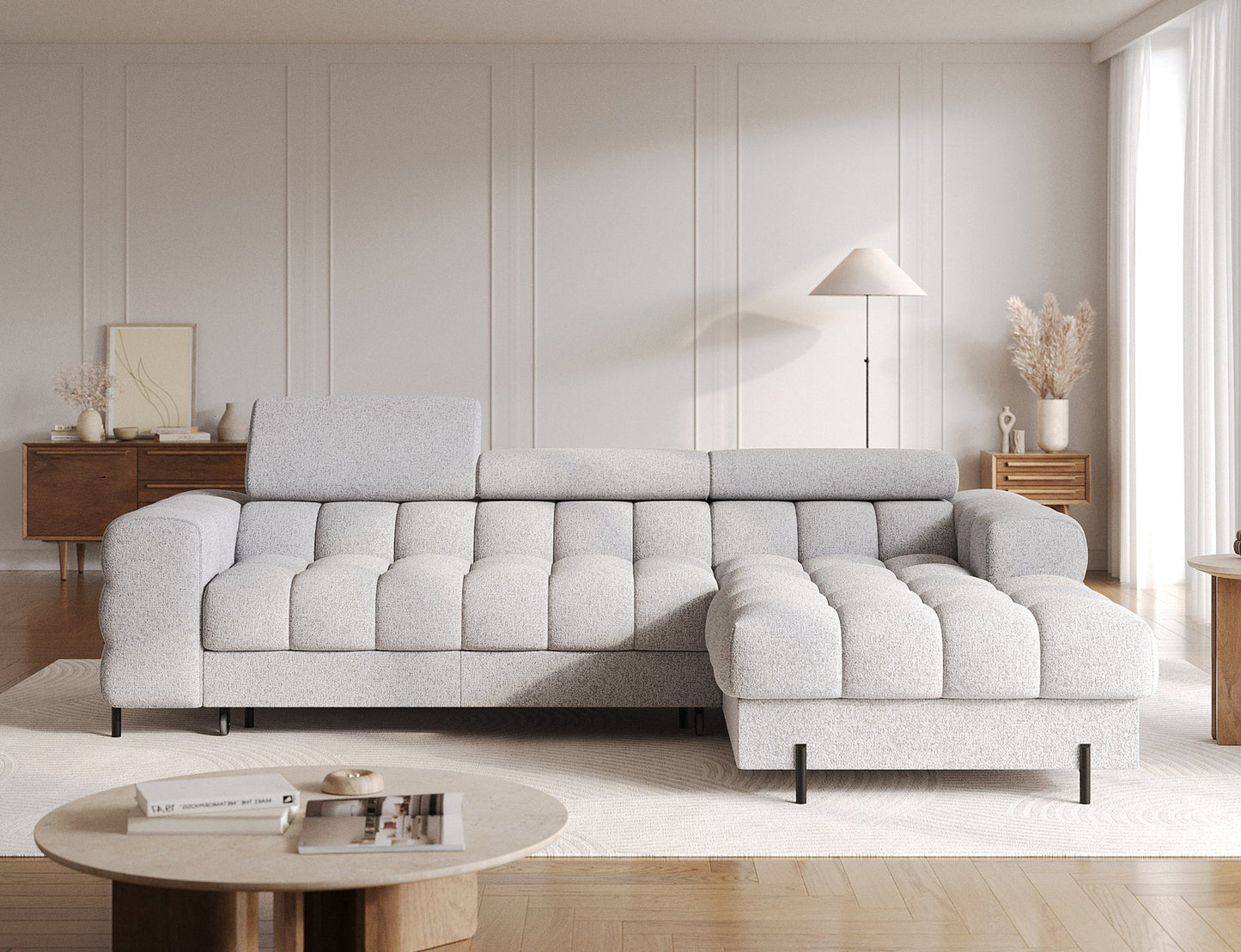 Narożnik Felro w tkaninie Pellerito 03 w jasnoszarej barwie, ustawiony na wprost w aranżacji, elegancki design z funkcją spania i pojemnikiem na pościel, idealny do nowoczesnych wnętrz.