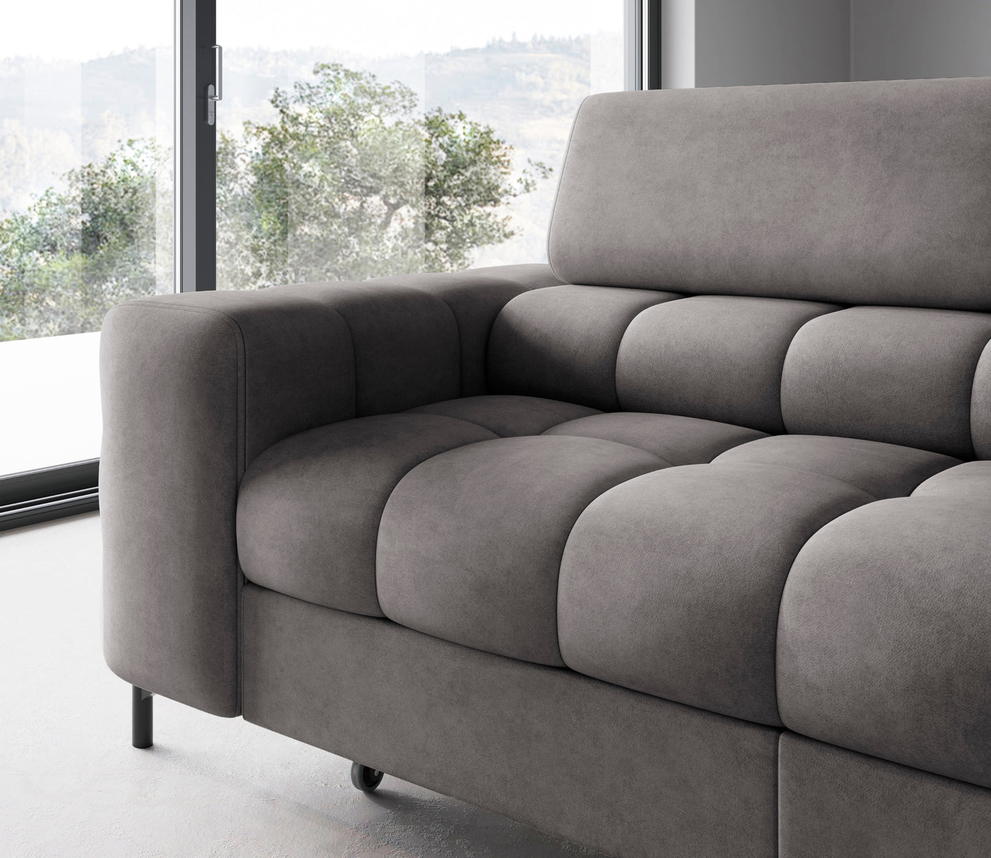 Nowoczesne, zaokrąglone podłokietniki i miękkie poduszki narożnika Ferucce w tkaninie Aura 04 – połączenie stylu i wygody.