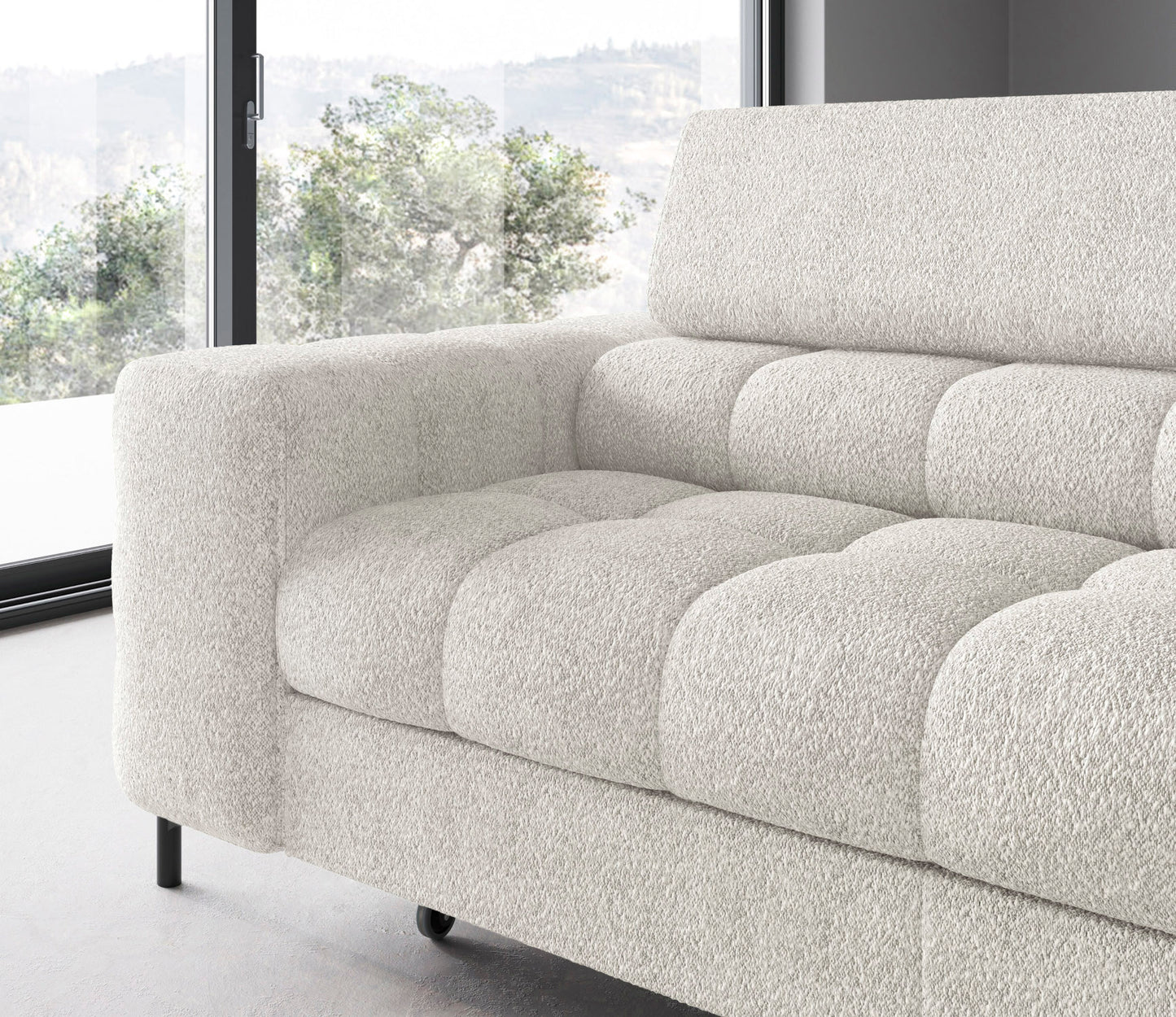 Ujęcie boczne narożnika Ferucce Royal 01 biały, skupiające się na kształtnym podłokietniku i miękkim siedzisku, z panoramicznym oknem w tle.