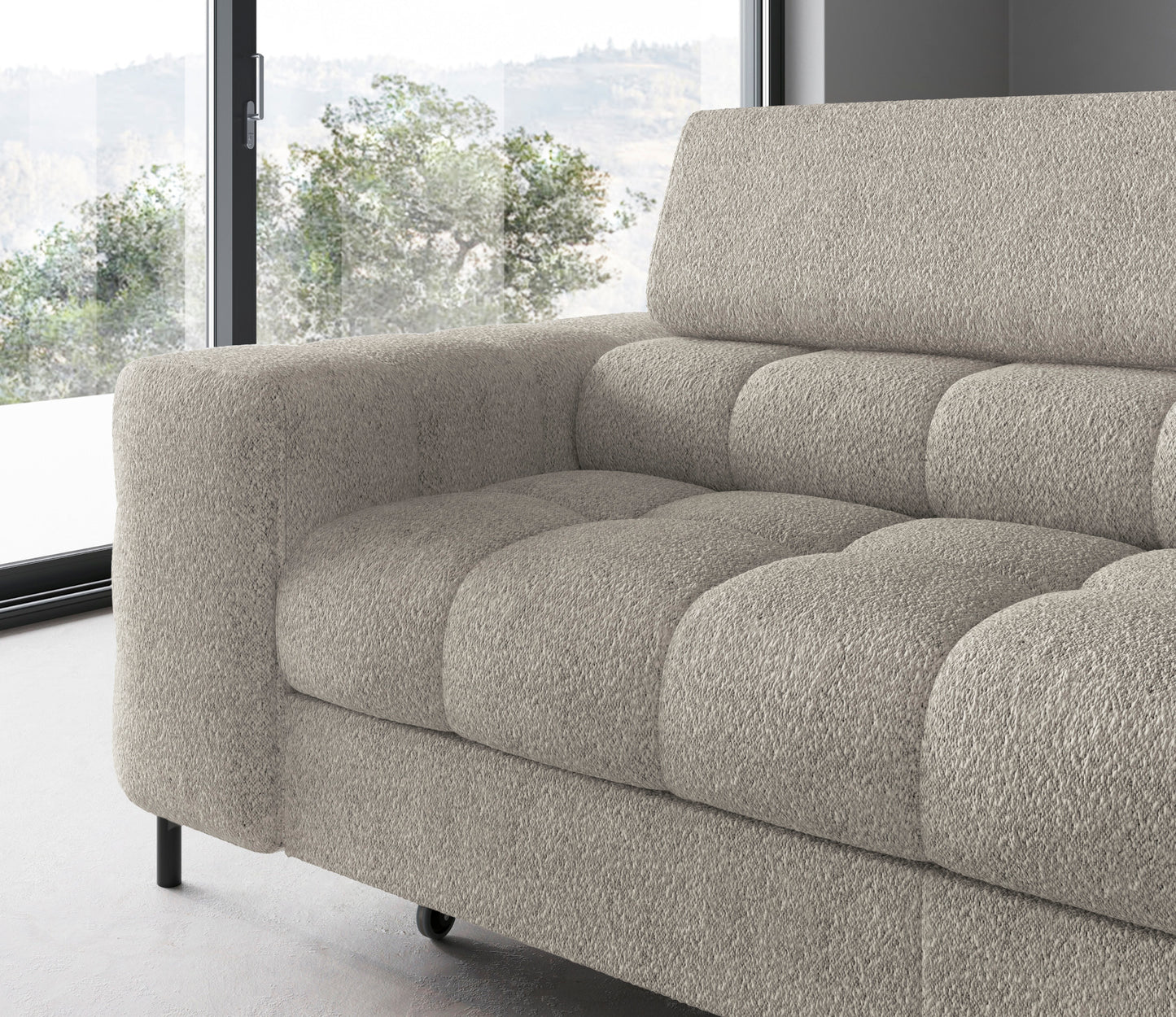 Zbliżenie na prawy podłokietnik narożnika Ferucce, tkanina Royal 20 beżowy – zaokrąglony kształt i tekstura materiału w świetle dziennym.