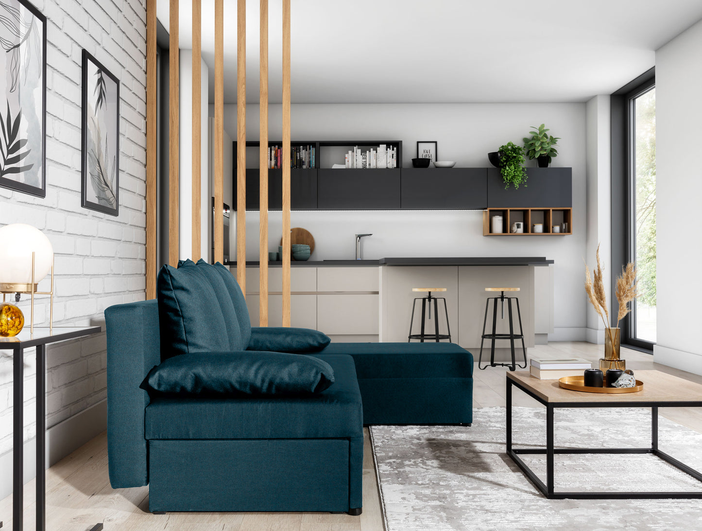 Narożnik Gino w kolorze Nube 40 granatowy, widok z boku w jasnym salonie z drewnianymi elementami i dużymi oknami.