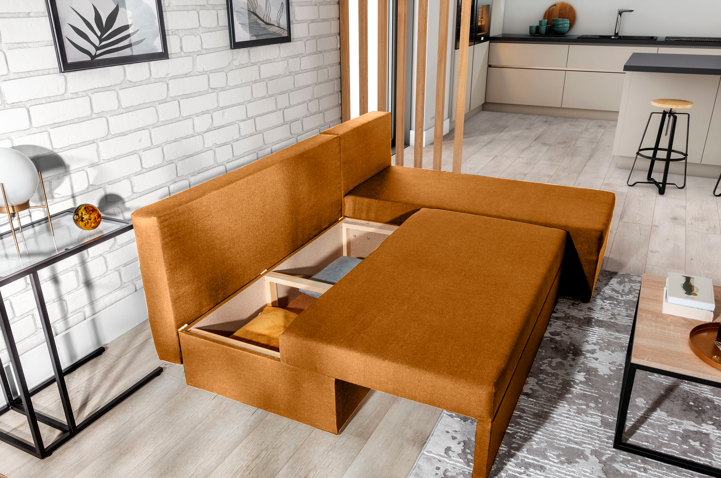 Narożnik Gino w kolorze Nube 45 żółty z otwartym pojemnikiem na pościel, ustawiony w jasnym, nowoczesnym wnętrzu.