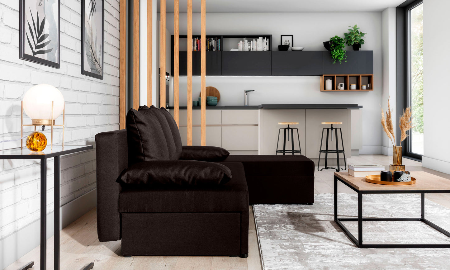 Narożnik Gino w kolorze Sawana 26 brązowy, widok z boku w nowoczesnym salonie z białą ceglaną ścianą i drewnianymi elementami wystroju.