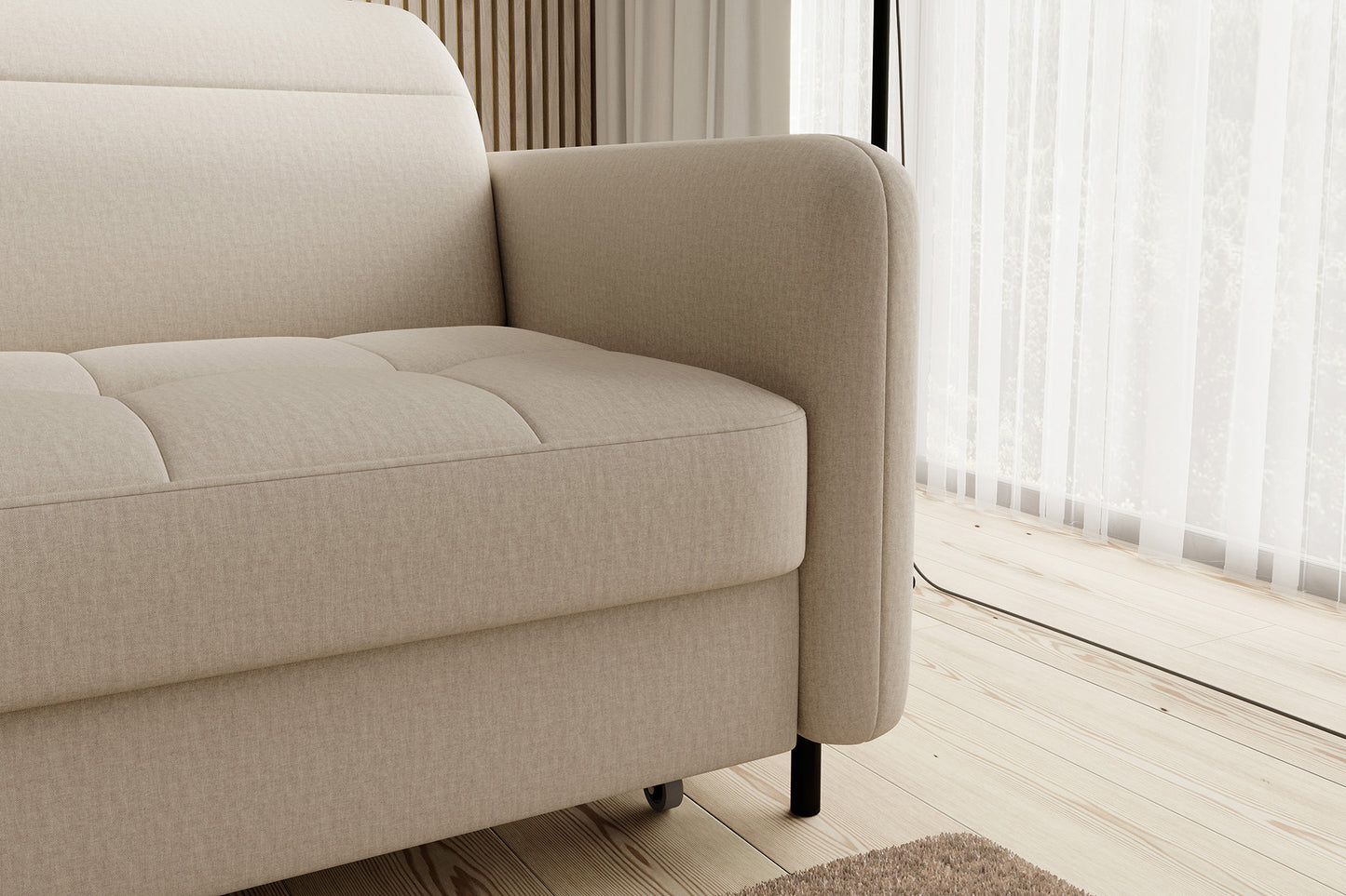 Detal bocznego podłokietnika i siedziska – zbliżenie na zaokrąglony, tapicerowany podłokietnik narożnika Gomsi Manhattan 18 jasnobeżowy (układ lewy), widoczne pikowane siedzisko, smukła czarna nóżka i jasna drewniana podłoga.