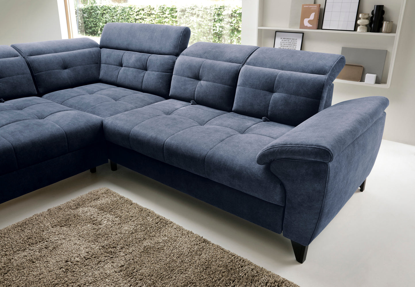 Trzy kolejne pozycje zagłówków narożnika Relax 40 grafitowego (opuszczone, półpodniesione, maksymalnie uniesione), prezentujące zakres regulacji oparć.