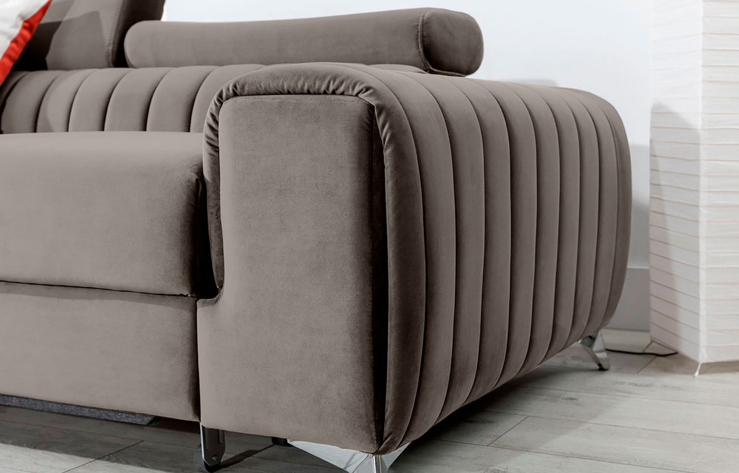 Zbliżenie na podłokietnik narożnika Grayson Loco 04 jasnoszary – miękka tkanina i eleganckie pionowe przeszycia.