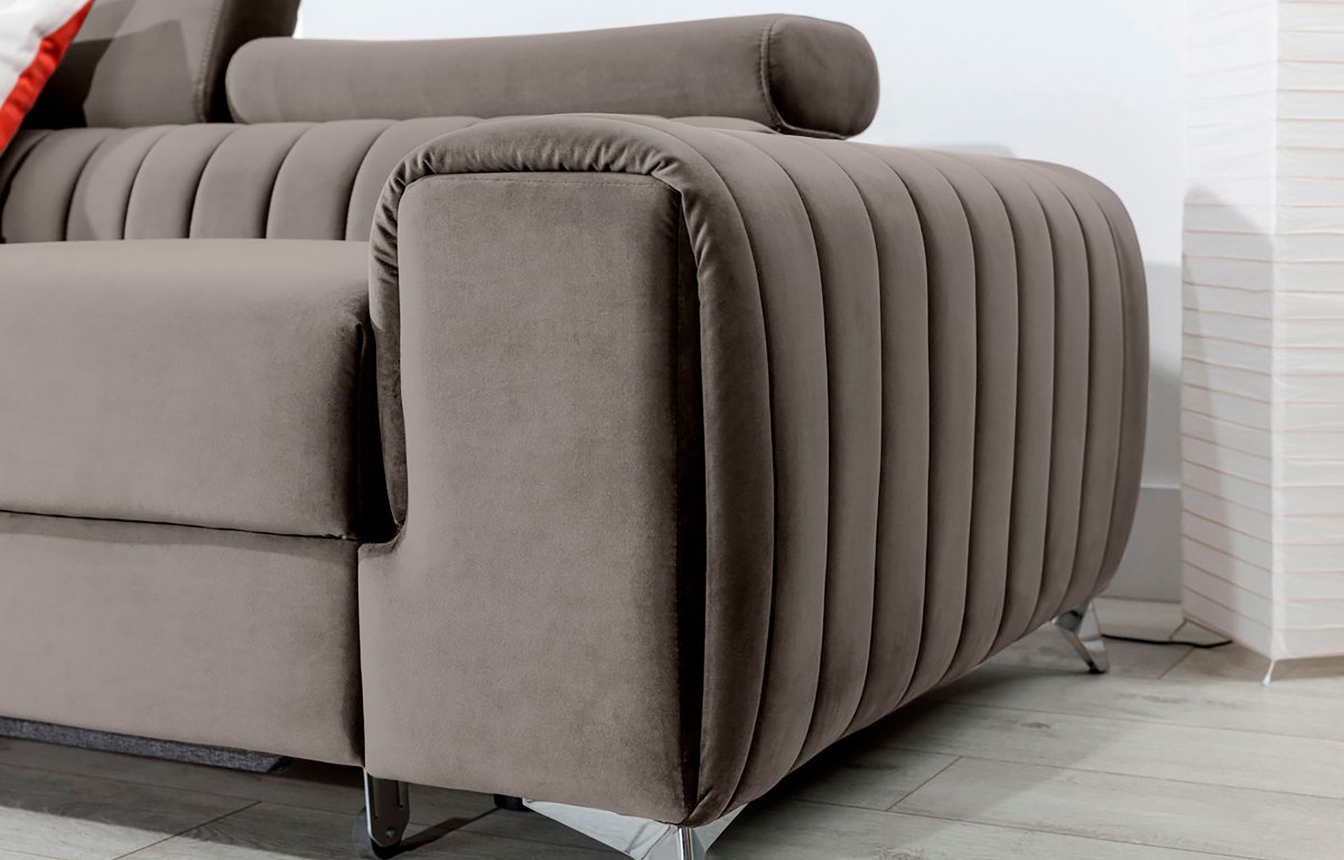 Zbliżenie na podłokietnik narożnika Grayson Loco 04 jasnoszary – miękka tkanina i eleganckie pionowe przeszycia.