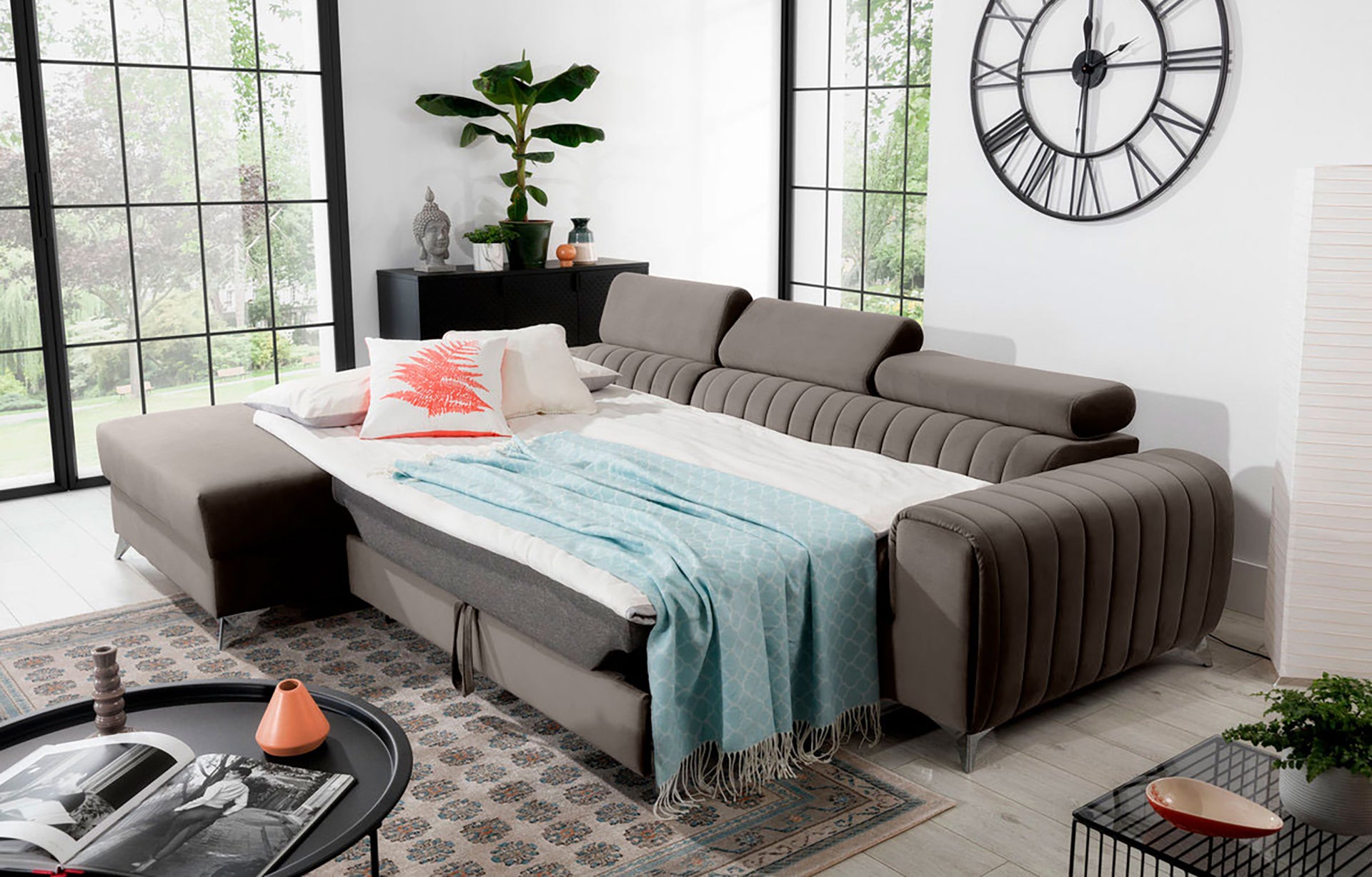 Narożnik Grayson Loco 04 jasnoszary rozłożony do funkcji spania – komfortowe łóżko w stylowej aranżacji salonu.