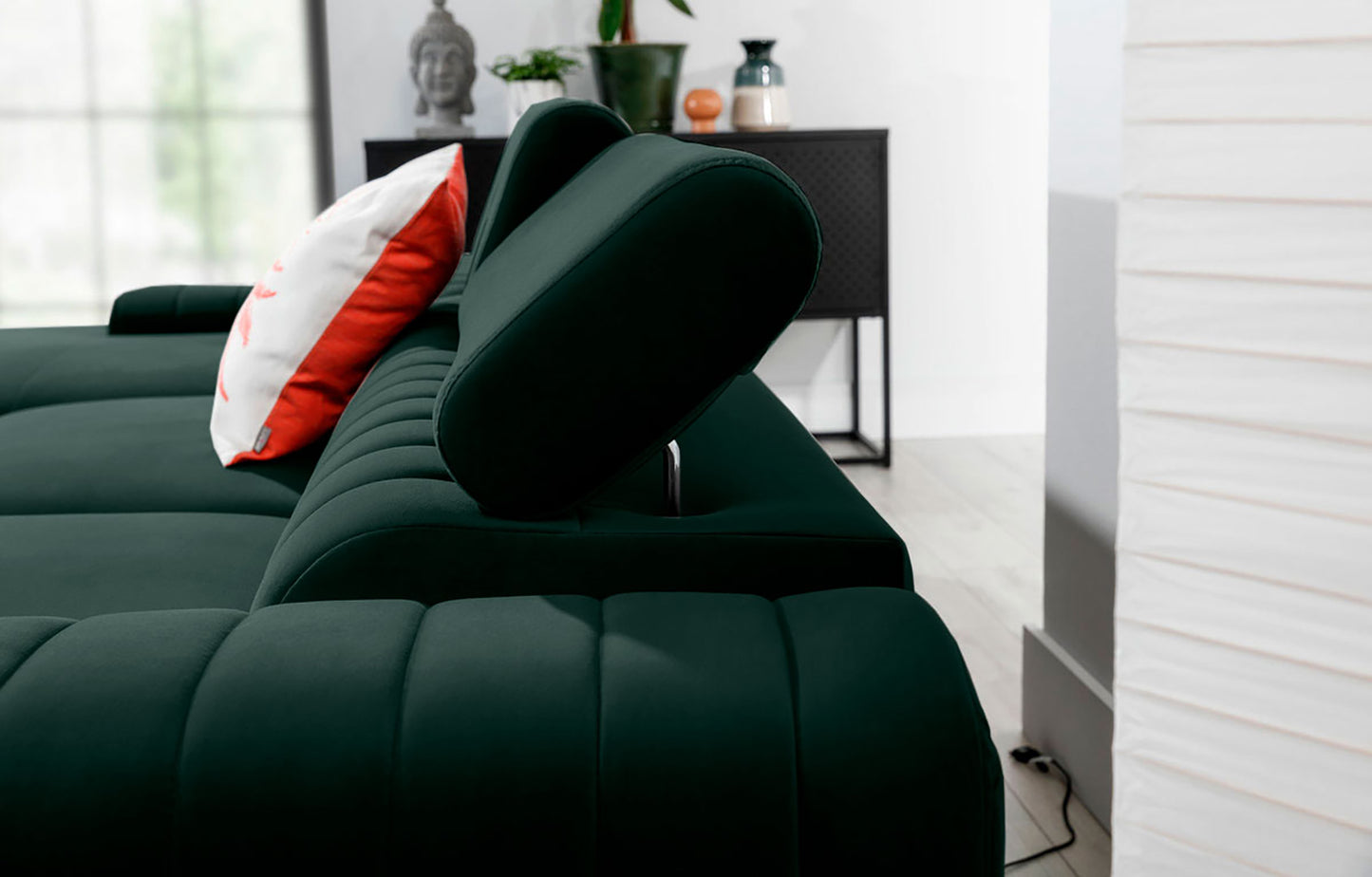 Regulowany zagłówek narożnika Grayson w kolorze Loco 35 zielony – detal prezentujący wygodne oparcie i wysoką jakość wykonania.