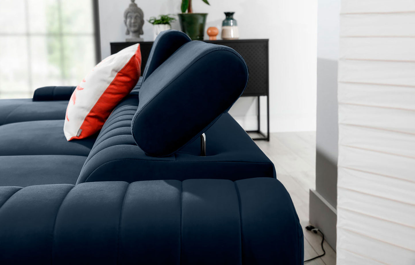 Regulowany zagłówek narożnika Grayson w kolorze Monolith 79 niebieski – detal pokazujący wygodne oparcie i wysoką jakość wykonania.