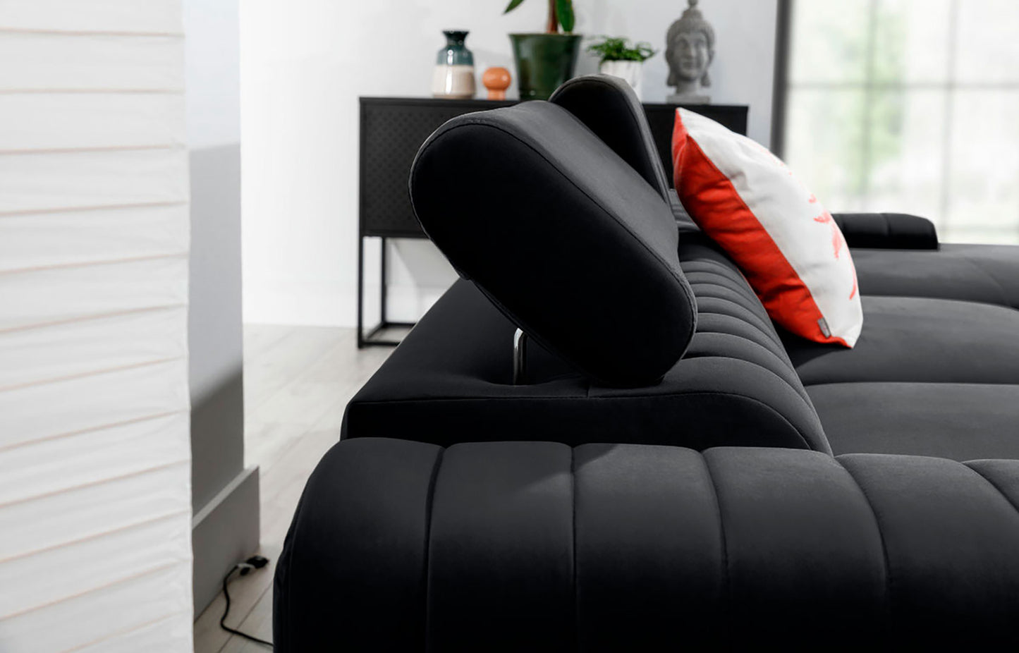 Regulowany zagłówek narożnika Grayson w kolorze Nube 06 ciemnoszary – detal pokazujący wygodne oparcie i wysoką jakość wykonania.