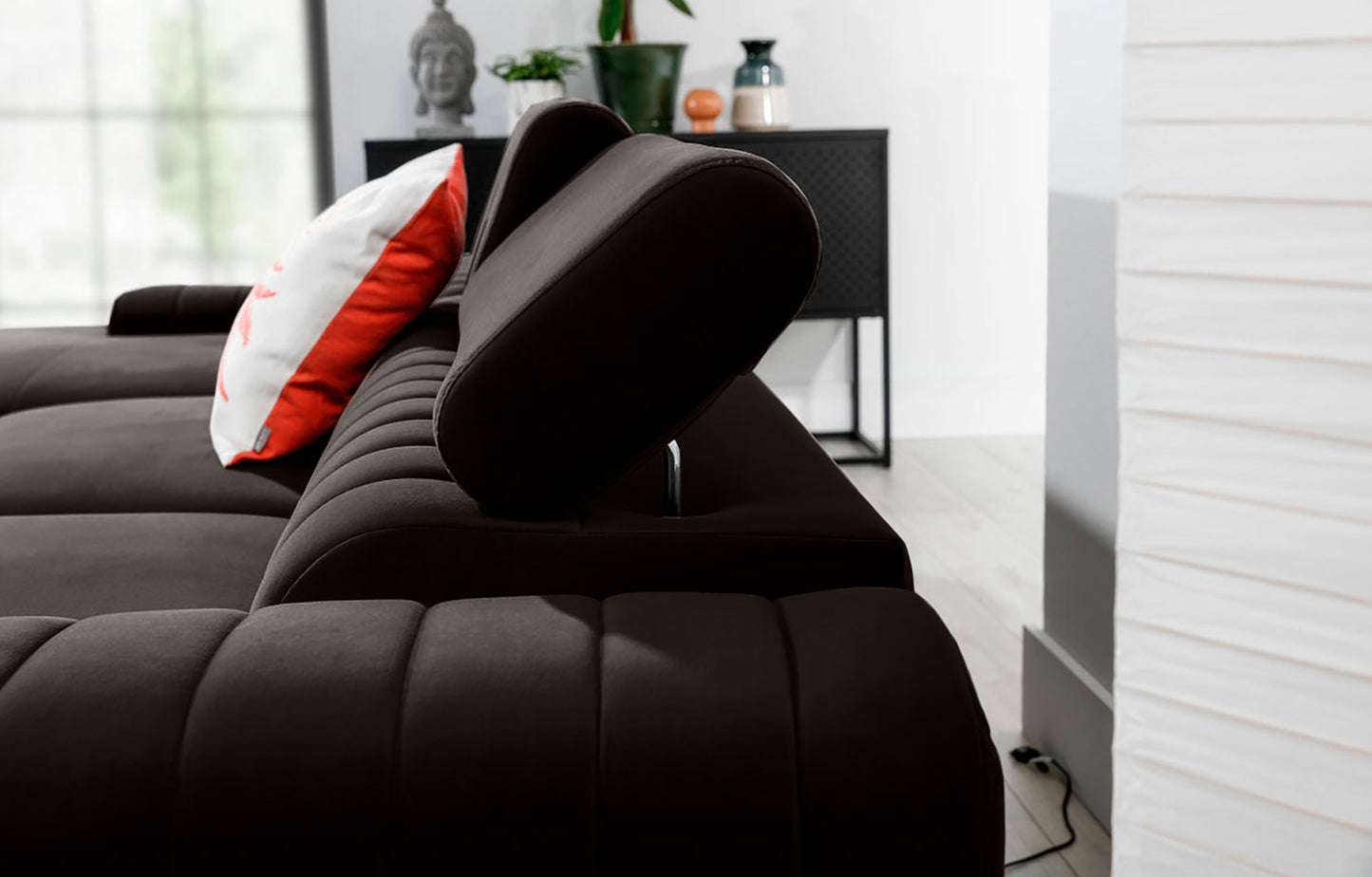 Regulowany zagłówek narożnika Grayson w kolorze Nube 22 brązowy – detal prezentujący wygodne oparcie i precyzyjne wykonanie.