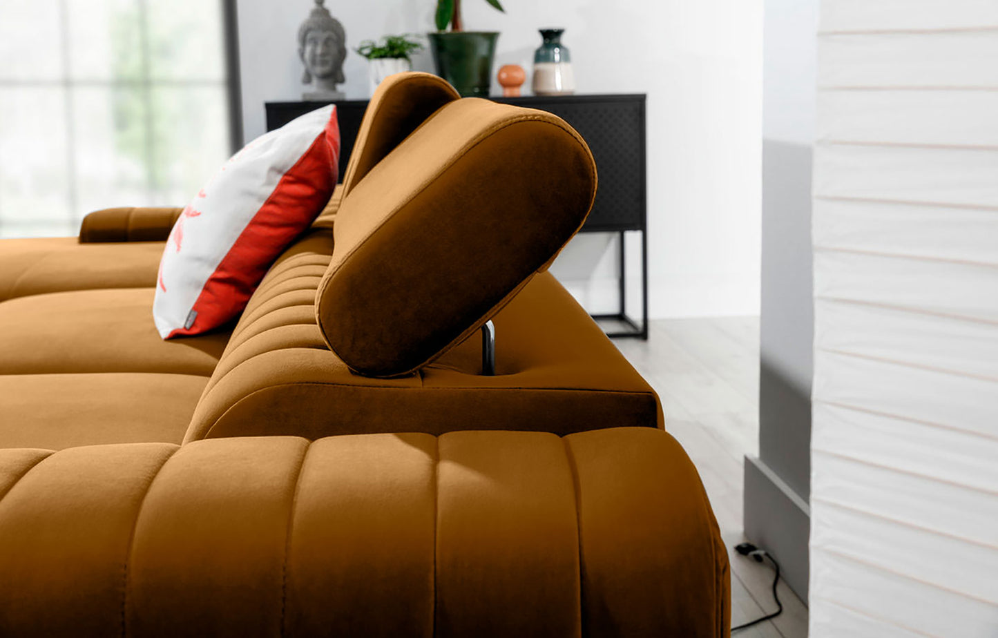 Regulowany zagłówek narożnika Grayson w kolorze Nube 45 żółty – detal pokazujący wygodne oparcie i wysoką jakość wykonania.