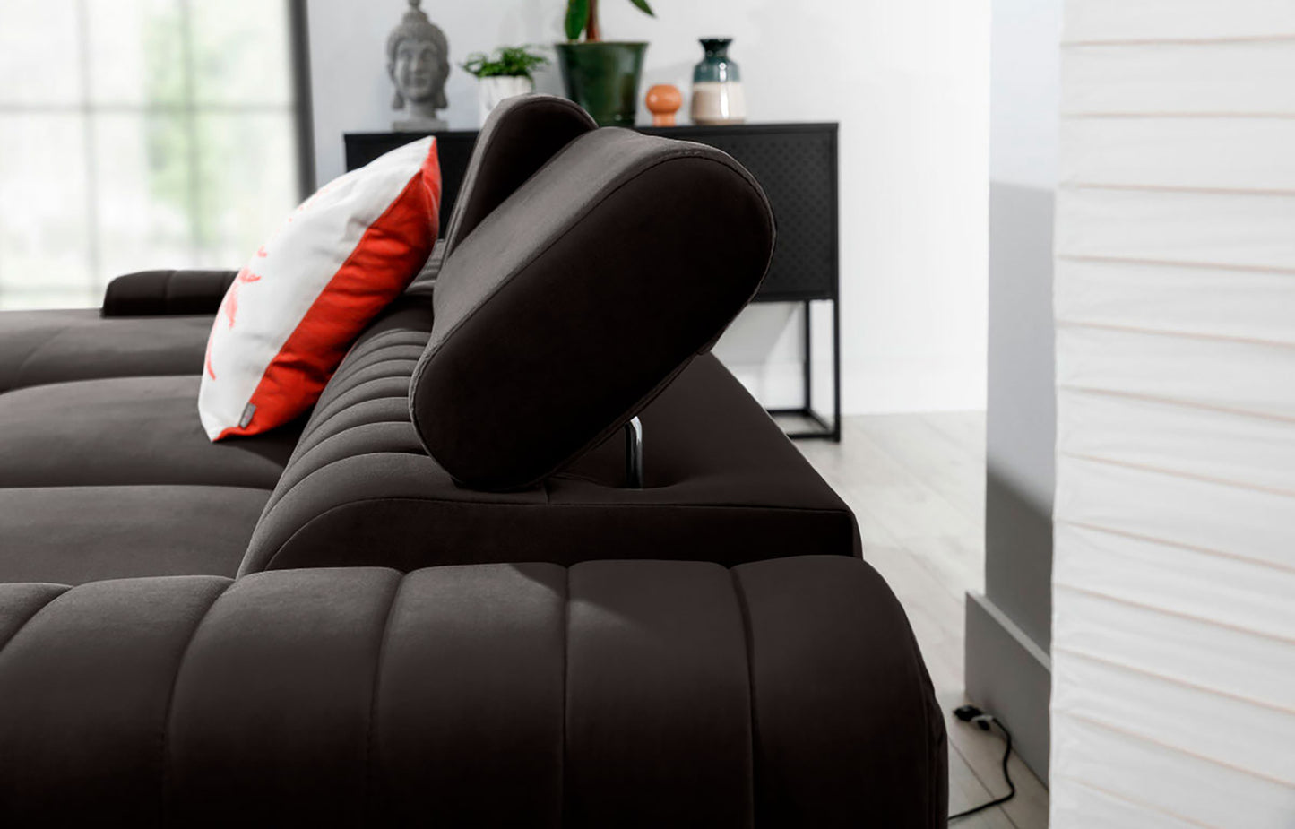 Regulowany zagłówek narożnika Grayson w kolorze Riviera 97 ciemnoszary – detal pokazujący wygodne oparcie i wysoką jakość wykonania.