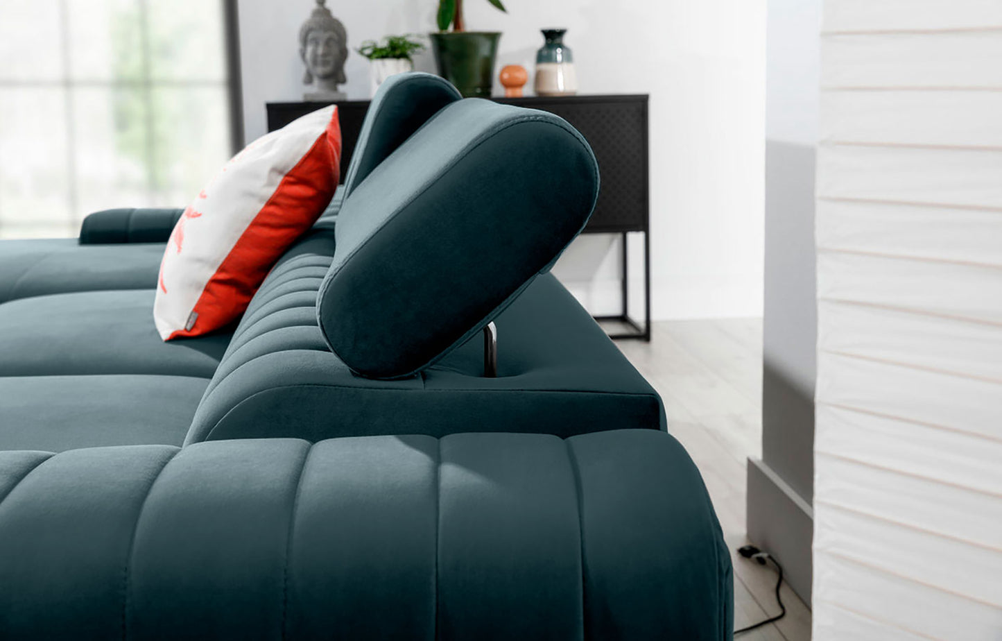 Regulowany zagłówek narożnika Grayson w kolorze Velvetmat 100 jasnoniebieski – detal pokazujący wygodne oparcie i precyzyjne wykonanie.