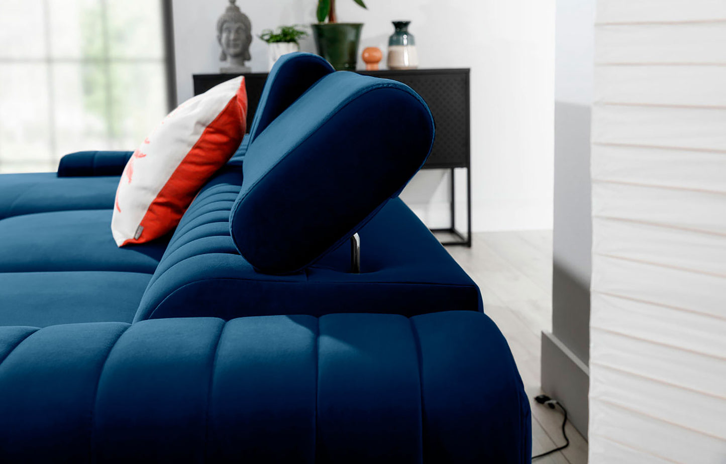 Regulowany zagłówek narożnika Grayson w kolorze Velvetmat 40 granatowy – detal pokazujący wygodne oparcie i wysoką jakość wykonania.