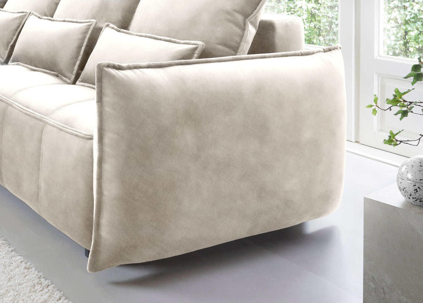 Niski kąt patrzenia na tylną część narożnika Campo Manhattan 18 jasnobeżowy, eksponujący gładkie wykończenie pleców i solidną konstrukcję.