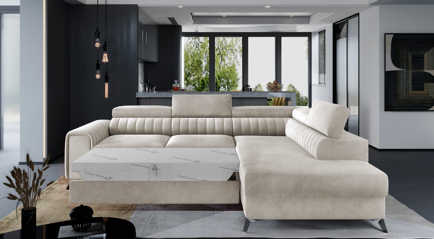 Narożnik Laurence w tkaninie Dora 21 beżowy, układ prawy, rozłożony z funkcją spania zapewniającą komfortowy wypoczynek.