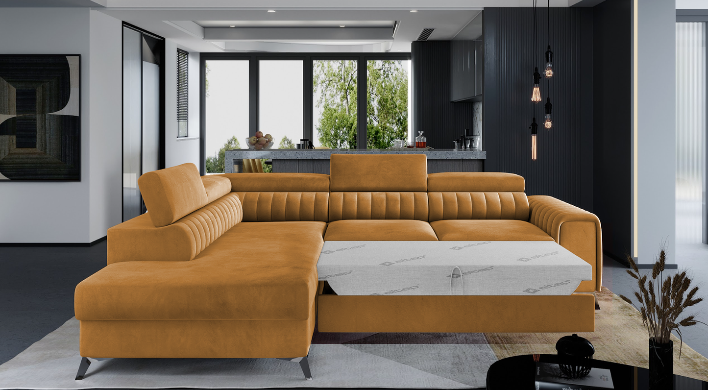 Narożnik Laurence w odcieniu Monolith 48 żółty, układ lewy, prezentowany w eleganckim wnętrzu z dywanem i designerskim oświetleniem.