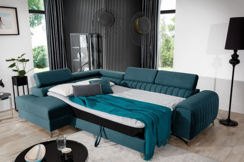 Narożnik Laurence w tkaninie Solar 77 niebieski, układ prawy, rozłożony z funkcją spania zapewniającą komfortowy wypoczynek.