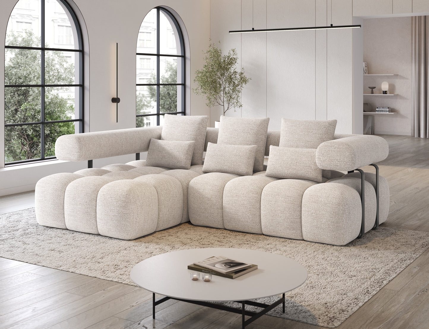 Narożnik Levvi lewy w tkaninie Bazalt 18 beżowy – aranżacja w przestronnym salonie z dużymi oknami i funkcją Relax w eleganckim stylu