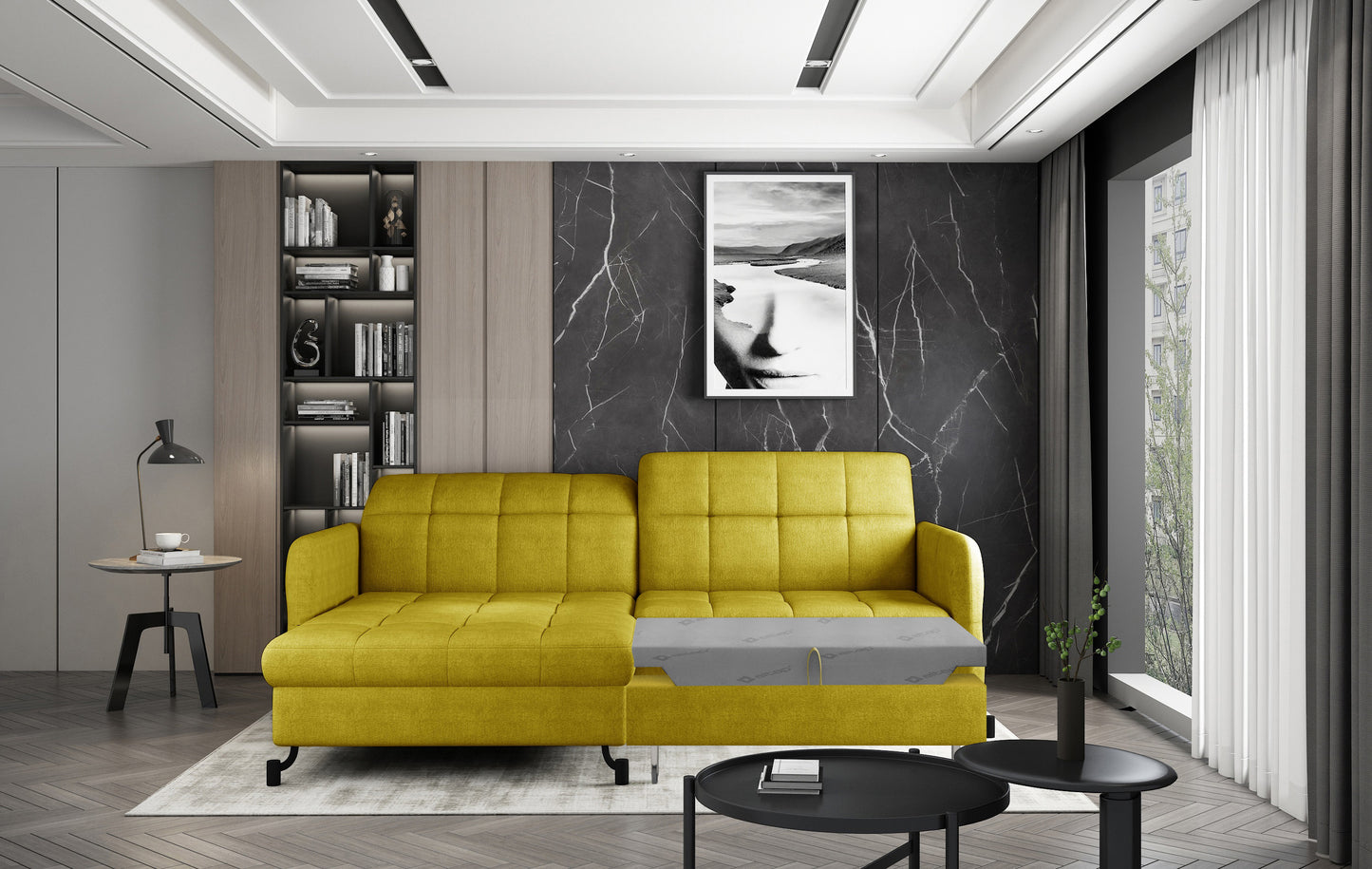 Narożnik Lorelle w układzie lewym w żółtym kolorze Omega 68, ustawiony w nowoczesnym salonie z marmurową ścianą, biblioteczką i dużym oknem z zasłonami.