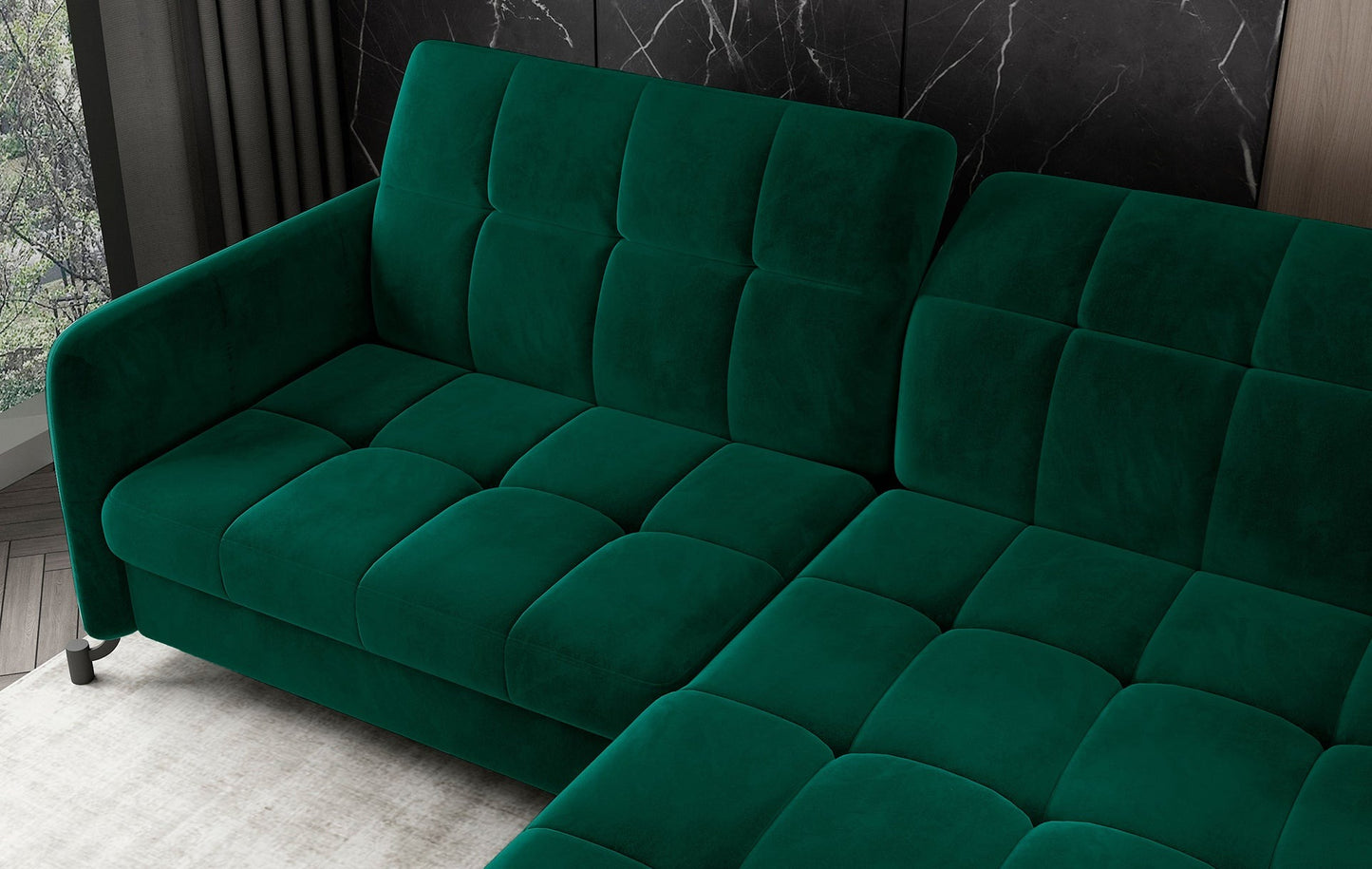 Zbliżenie na oparcie i podłokietnik narożnika Lorelle w kolorze Monolith 37 zielony, widoczne przeszycia i miękka tapicerka.