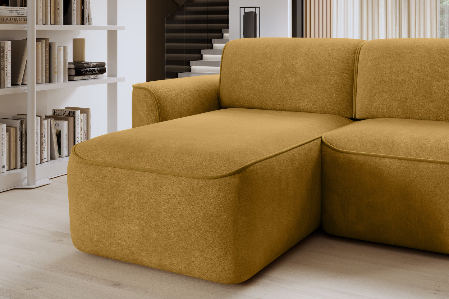 Zbliżenie szezlonga narożnika Ume Amore 45 miodowy/Riviera 06 żółty, układ prawy na tle drewnianej podłogi.