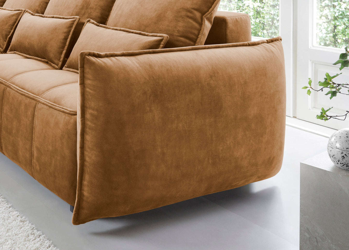 Narożnik Campo w kolorze Toscany 45 miodowy w układzie lewym – detale lewego podłokietnika z wypustką i miękkim obszyciem.