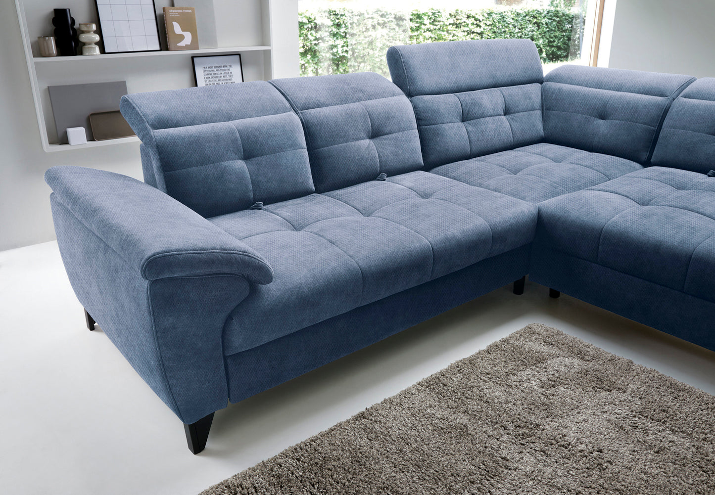 Widok trzech regulowanych zagłówków narożnika Inferne Raquel 40 niebieskiego w układzie prawym w różnych pozycjach.