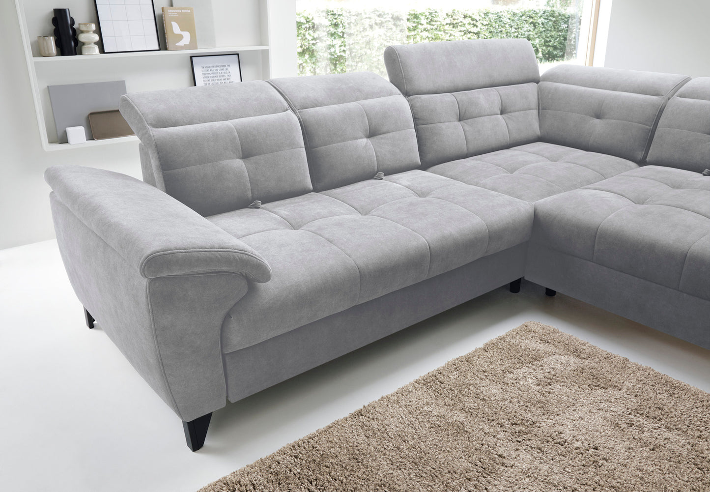 Zbliżenie na regulowane zagłówki i strukturalne pikowania oparcia narożnika Inferne Aura 04 szary w układzie prawym.