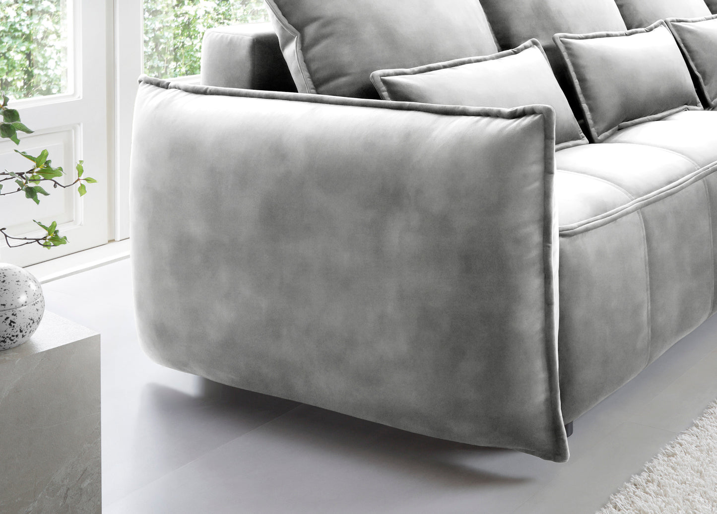 Zbliżenie na prawy boczny profil narożnika Campo Relax 03 w kolorze szarym, uwypuklające wypustki obszycia i miękką strukturę tkaniny.