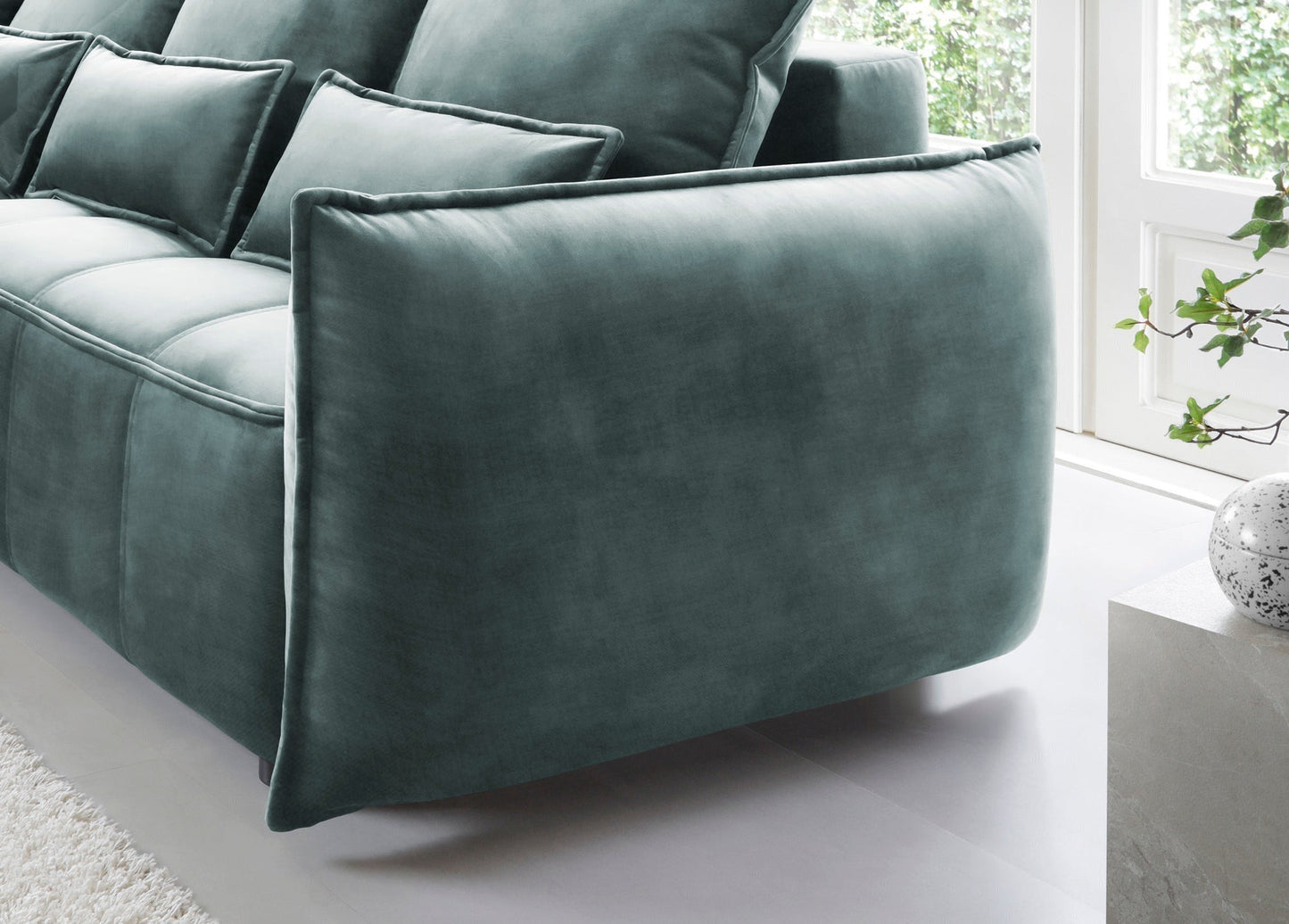 Widok boku narożnika Campo Manhattan 38 zielony, podkreślający zaokrąglony kształt podłokietnika z subtelnym przeszyciem.