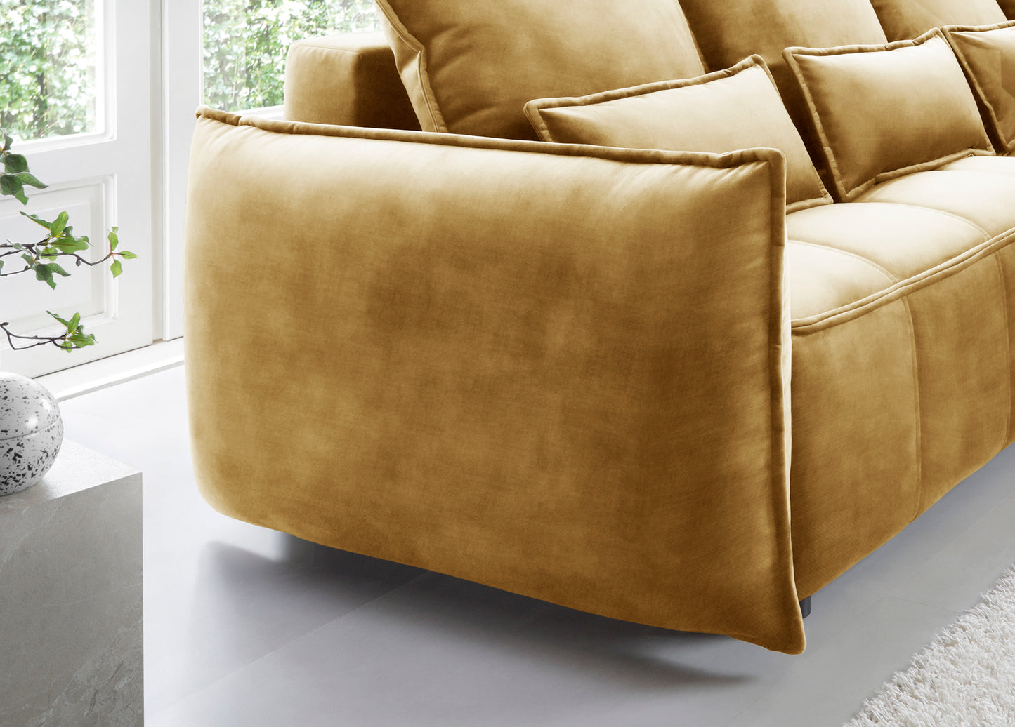 Narożnik Campo w układzie prawym – detal zaokrąglonego podłokietnika i tylnej części tapicerki Manhattan 45.