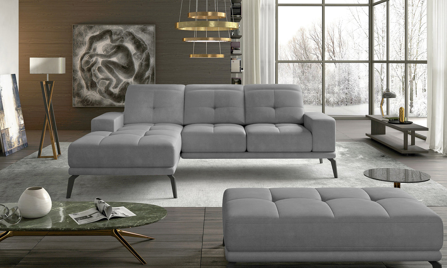 Lewostronny narożnik Torrense wykonany w jasnoszarej tkaninie Paros 05 prezentujący minimalistyczną formę oraz miękkie siedziska. Designerski narożnik do salonu zapewniający wygodę i elegancki wygląd wnętrza.