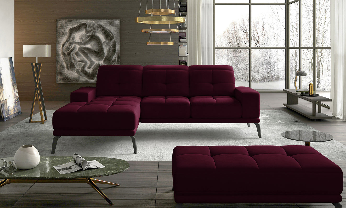 Welurowy narożnik do salonu wykonany w bordowej tkaninie Matt Velvet 68 prezentujący minimalistyczną bryłę i miękkie siedziska. Designerski narożnik doskonale komponujący się ze złotymi i drewnianymi dodatkami.