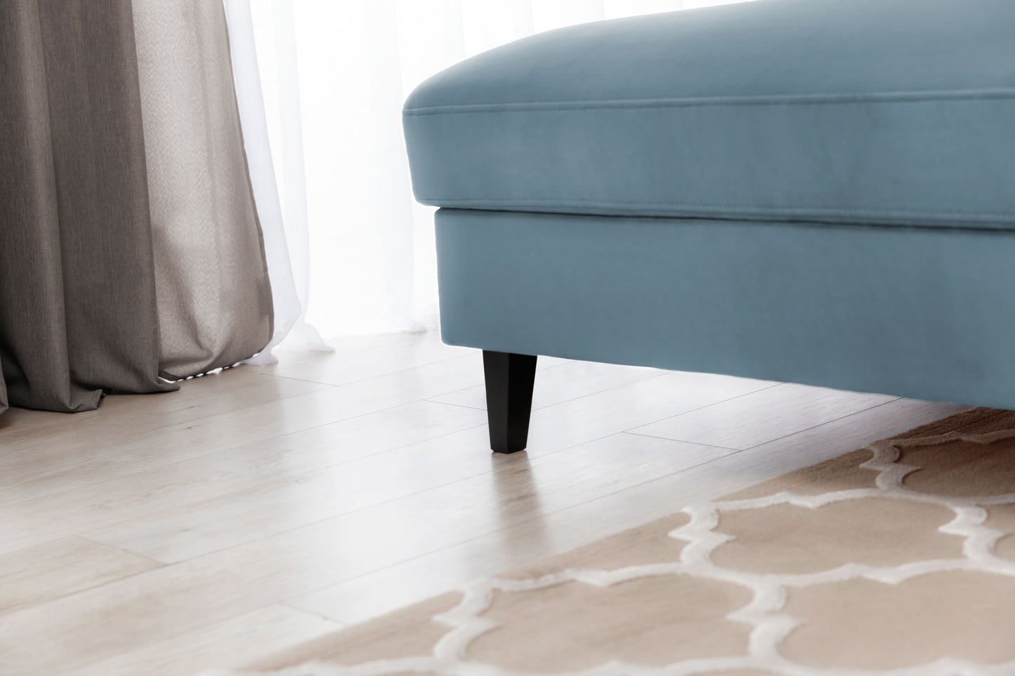 Nowoczesny narożnik Foble Velvetmat 100 w jasnoniebieskim kolorze prezentujący miękkie siedziska oraz elegancką formę. Komfortowy narożnik wypoczynkowy do salonu inspirowanego stylem japandi, soft loft i nowoczesnym designem.
