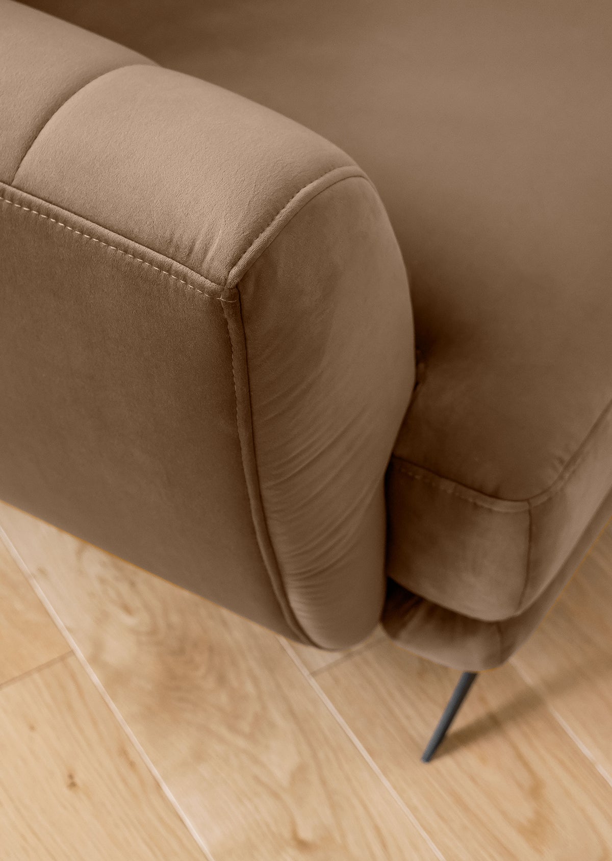 Sofa, fotel i pufa Megis Nube w jasnym beżowym odcieniu. Zestaw nadaje wnętrzu przytulności i stylowego charakteru.