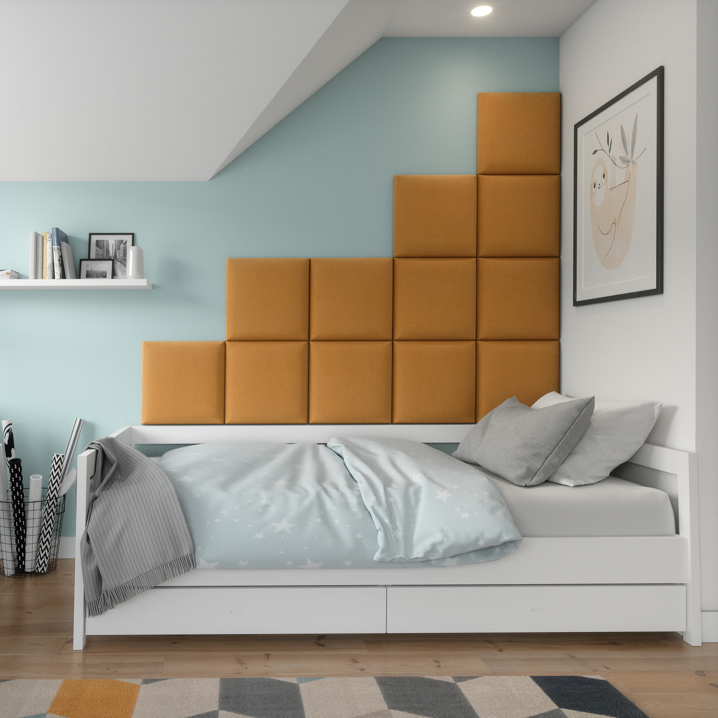 Panel tapicerowany Quadratta I Monolith 48 w żółtym kolorze zamontowany za łóżkiem w nowoczesnej sypialni, uzupełniony drewnianą półką z książkami.